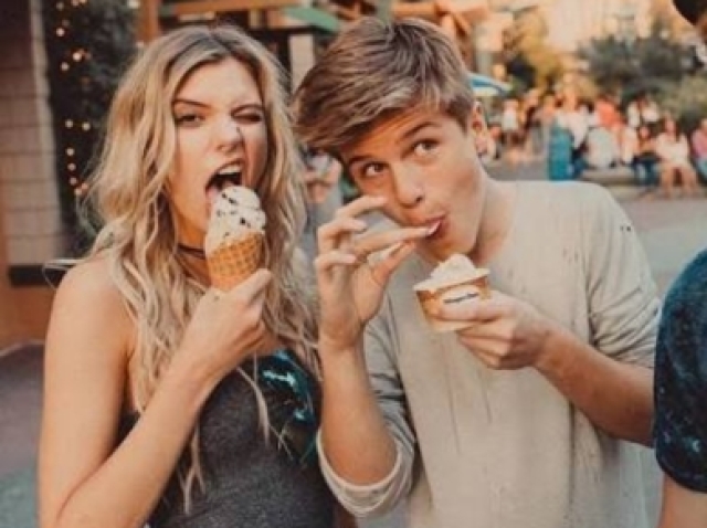 Vc Sophie e Noah saem da festa e vao na sorveteria