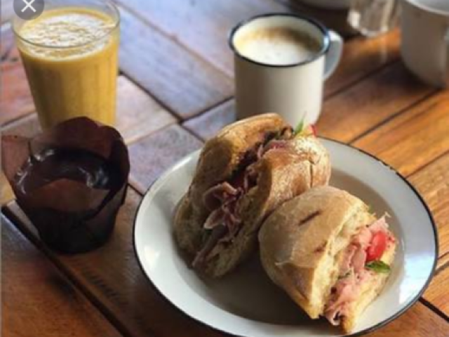 Pão com presunto e queijo e umas verdurinhas com suco ou café.