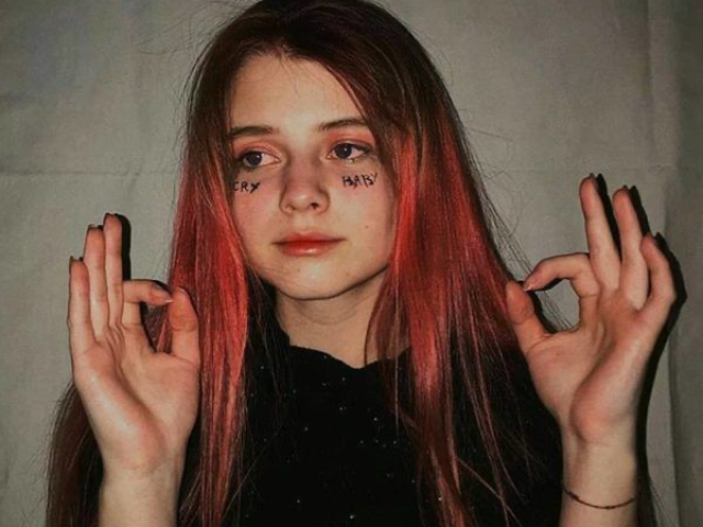 Hailey💔
- tiktoker
- era cheia dos contatinhos mas quando quebraram o coração dela, nunca mais foi a mesma
- uma cor de cabelo por mês kk
