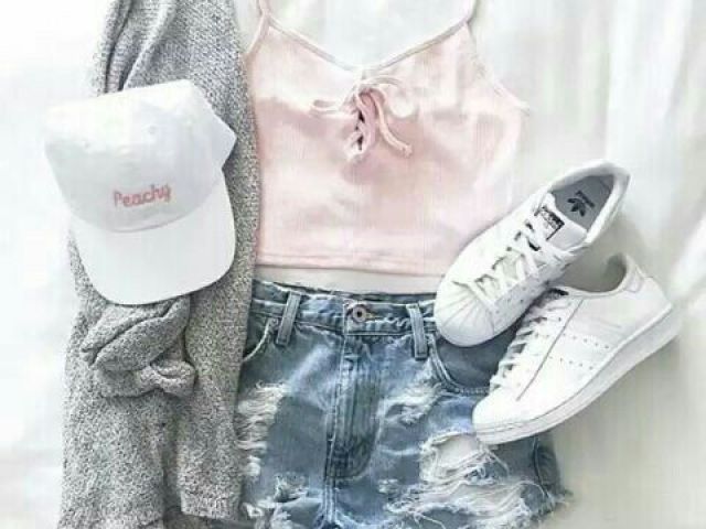 esse short jeans, com essa blusa rosinha, e esse casaco leve cinza.
(ignore o boné e o tênis)