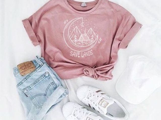 essa blusa rosa amarrada e dobrada nas mangas, com esse short jeans dobrado (ignore o tênis e o boné)