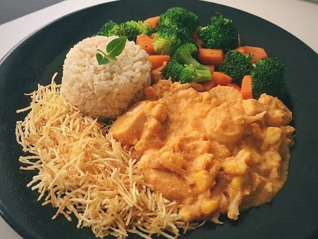 Arroz, strogonoff, batata palha, cenouras e brócolis