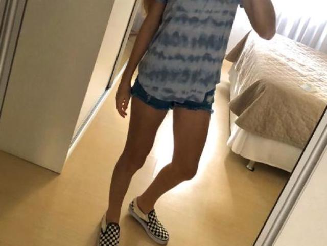 blusa manga curta, short com um vans