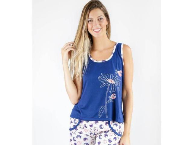 Regata azul escuro com margarida e shorts com luas roxas