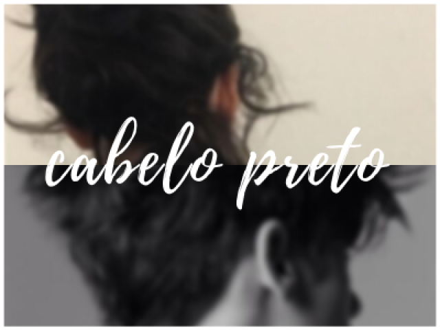 Cabelo preto.