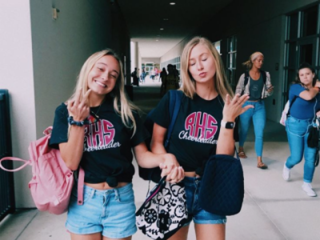 Eu pedir pra Deus uma amiga e ele me mandou você
Que e mais que amiga e mnh irmãzinha♥️