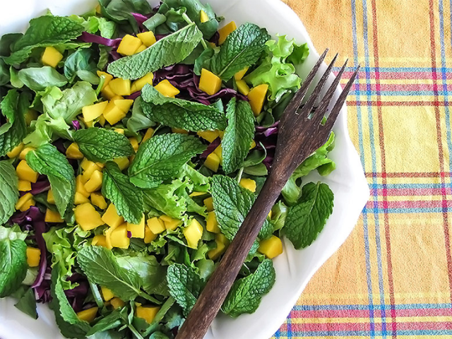 salada com repolho, hortelã e manga