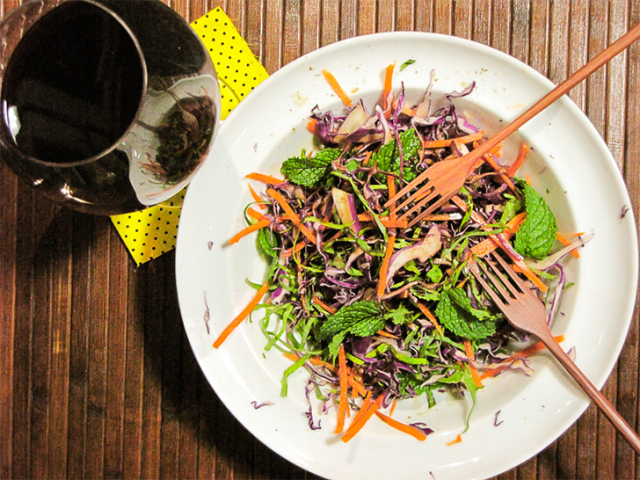 salada de repolho roxo, cenoura, couve e hortelã