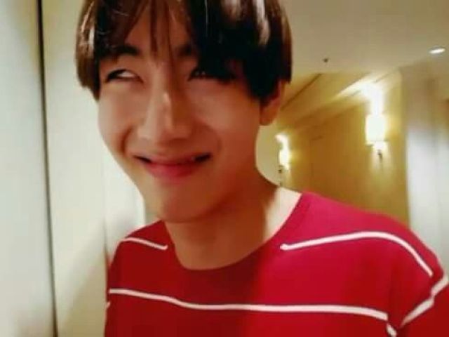 Seria aquela mais sexy (kk jinsus) do grupo,sempre chama ti mais atenção quando se trata do corpo e nas expressões faciais,Taehyung olha assim pra mim zueria tá kkk

Rapper principal,dançarina líder