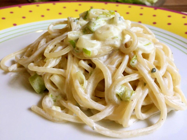 espaguete ao molho de alho poro e gorgonzola