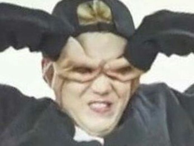 Meme ambulante ( tipo uma Nayeon da vida),a que respira e ganha um novo shipp e a que sempre se envolve em treta kk
Center,rapper líder