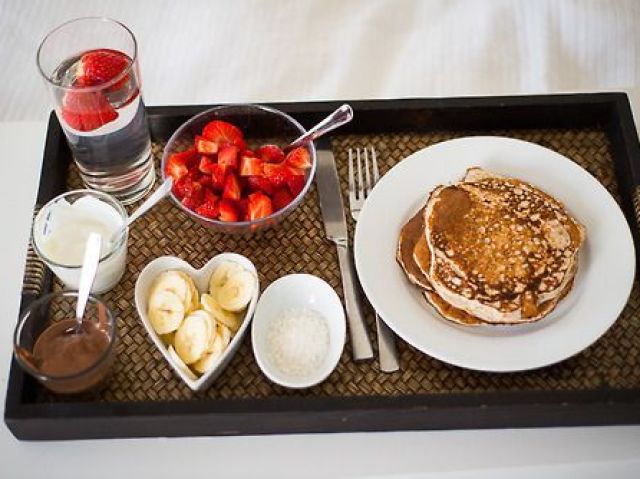 Panqueca,frutas com creme para passar nelas,e uma água.