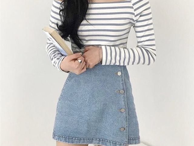 Uma blusa de manga comprida com uma saia jeans.