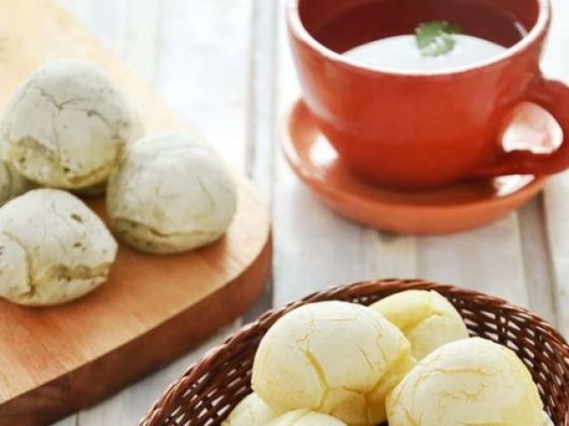 pao de queijo e café