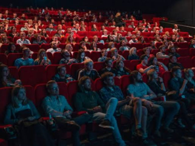 Ir ao cinema com os amigos