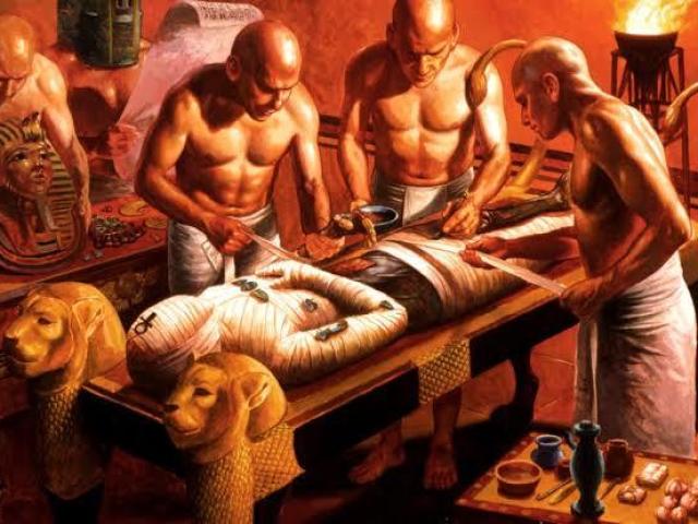 As câmaras eram subterrâneas porque eles tinham muito medo de que aquele corpo voltasse a vida. Quando eles morriam era um ritual enorme para uma mumificação perfeita, para preparar o corpo daquela pessoa mas esse ritual machucaria uma pessoa viva. Então com medo de que aquela pessoa voltasse a vida, eles a escondiam na câmara subterrânea