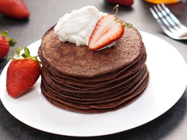 Panquecas de chocolate com chantilly