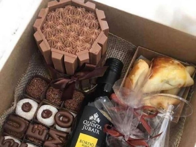 Uma caixa de chocolate com vinho, esfirras e um pequeno bolo de Kit Kat ❣️