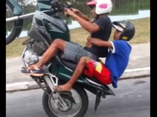 2 caras numa moto