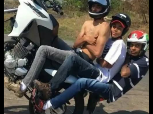 3 caras numa moto