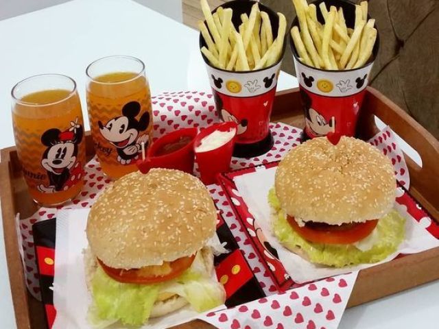 dois sucos com batatas fritas e dois hamburguês