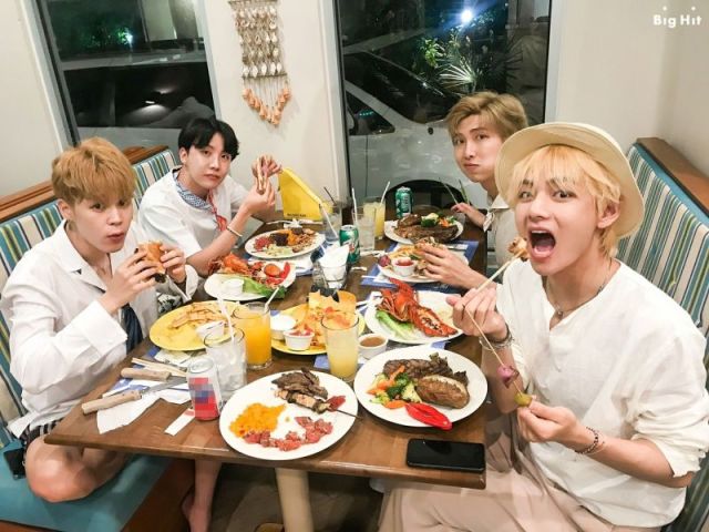 Monte o seu jantar romântico e descubra quem do BTS te levaria nele!