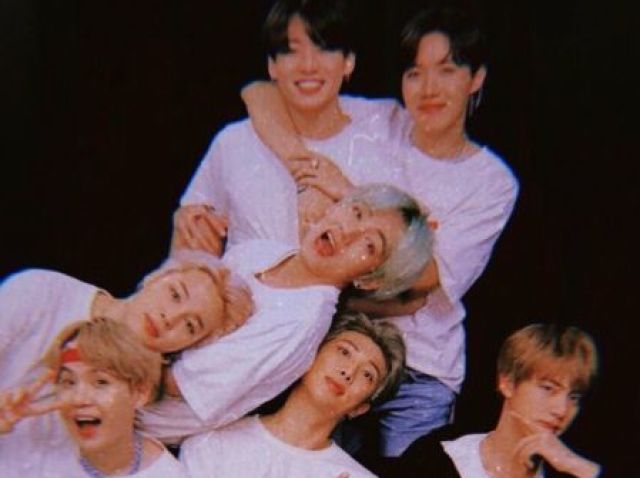 Qual integrante do BTS chamaria você pra dançar em um baile?