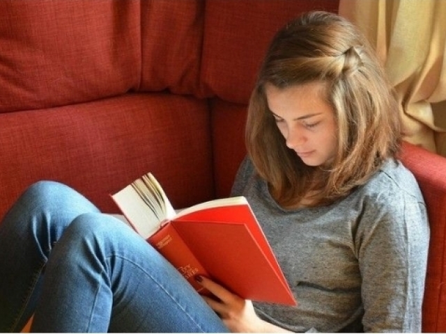 Leio um livro para relaxar mais ainda