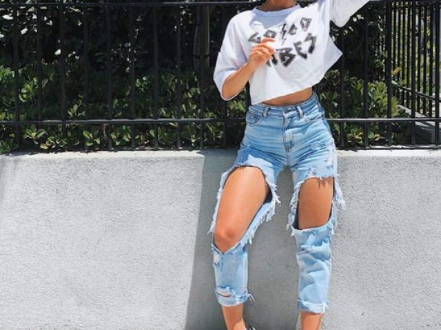 Cropped branco, calça jeans rasgada e vans