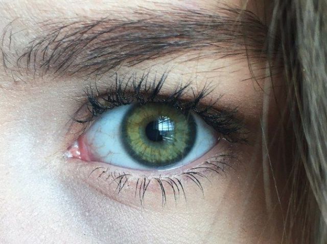 Olhos verdes.