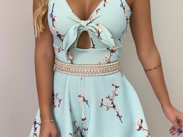 Vestido curto. Sapato imagina.