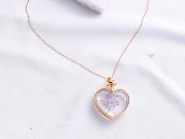 Um colar de coração com rosas bordadas dentro. Perfeito!đ