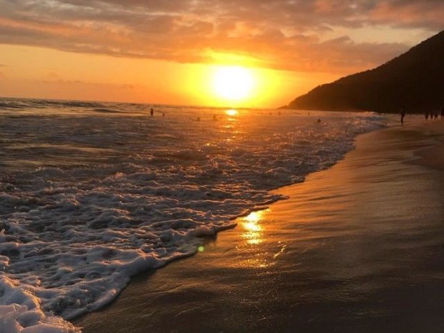 Pôr do Sol na praia! Nada melhor do que andar de mãos dadas na beira do mar!