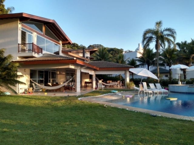 Fazenda com uma grande piscina