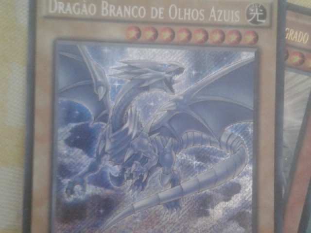 Dragão branco de olhos azuis