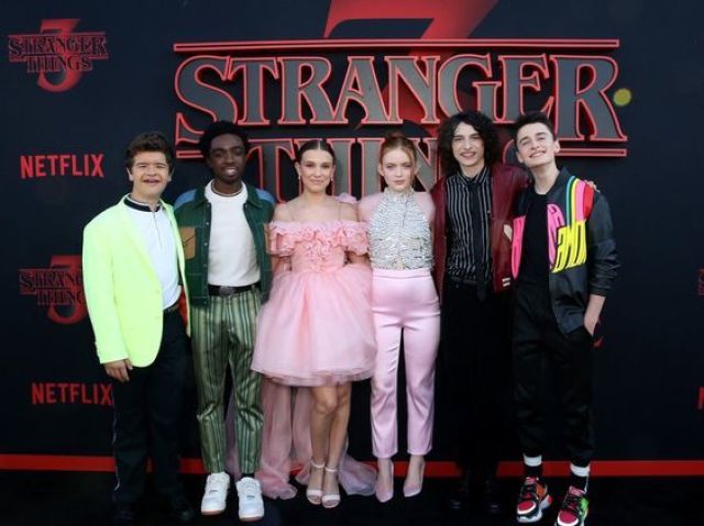 Millie Bobby Brow, Finn wholfhard, Gaten Matarazzo,Noah Schanap,Sadie Sink e Calleb Mclaughlin