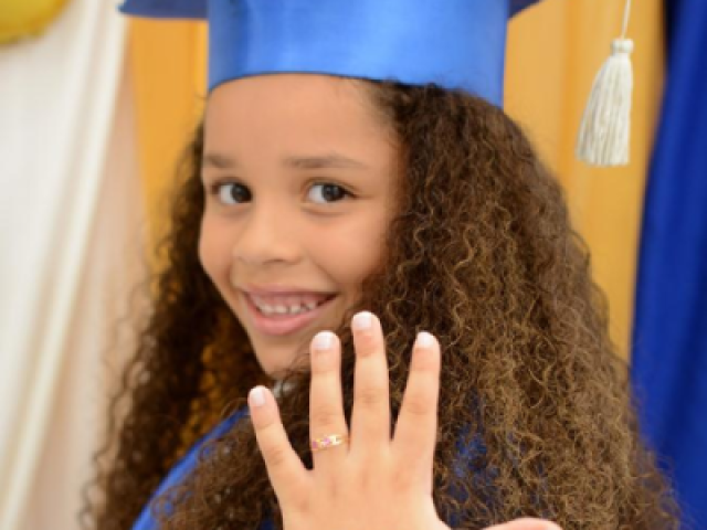 Essa! Da sua neta amostrando o anel de formatura