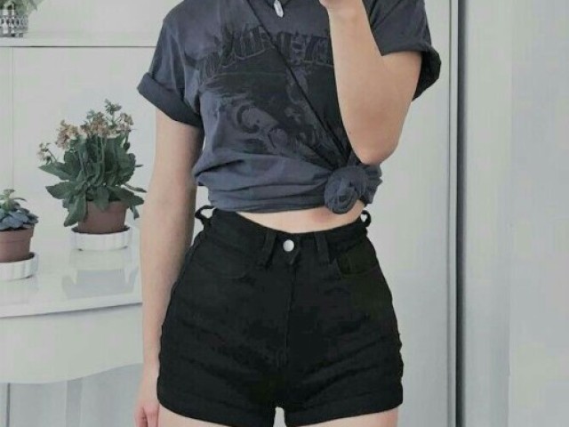 Short preto e camiseta amarrada