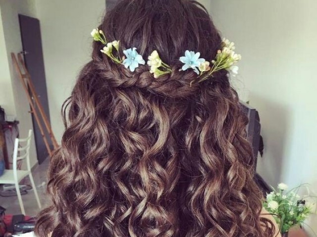 Cabelo solto com tiara de Flores