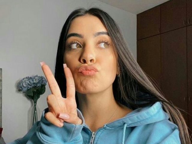 Opção 2 ( Sabina do Now United)