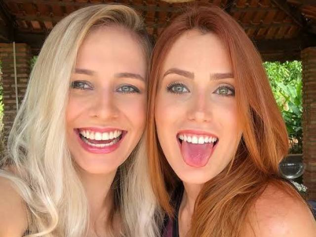 Suas amigas Audrey e Elise
Loira e ruiva