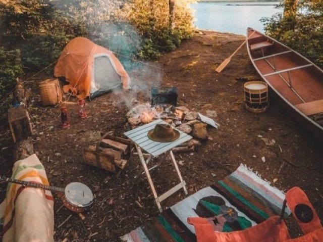 Andar de mãos dadas e acampar