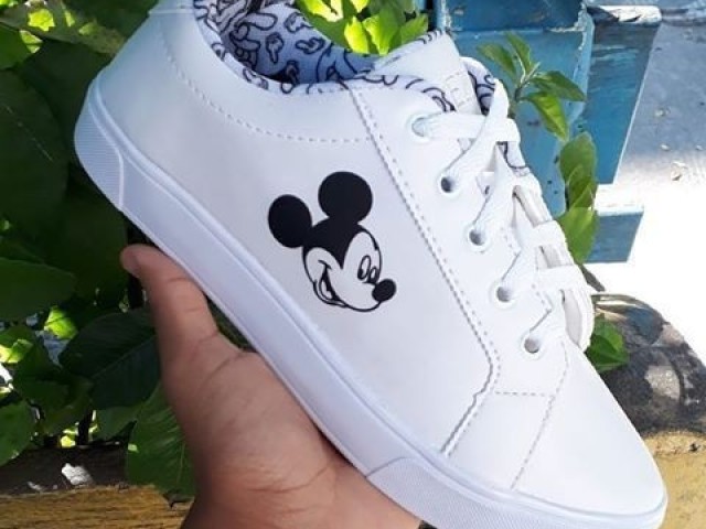 Tênis branco do Mickey