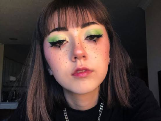 Essa e-girl verde.