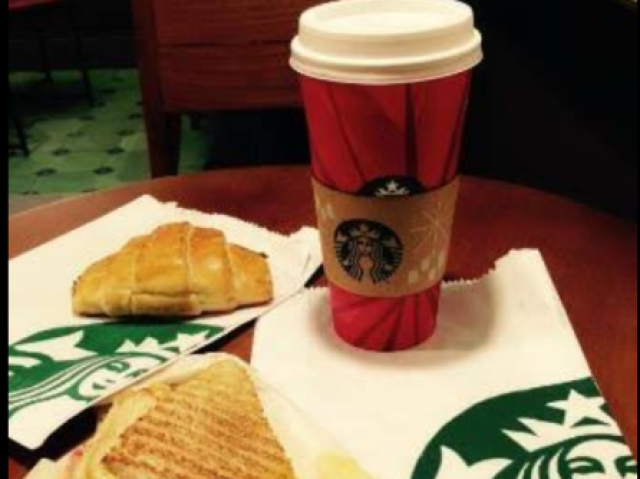 Decido tomar café da manhã no Starbucks peço um café um croissant e o misto