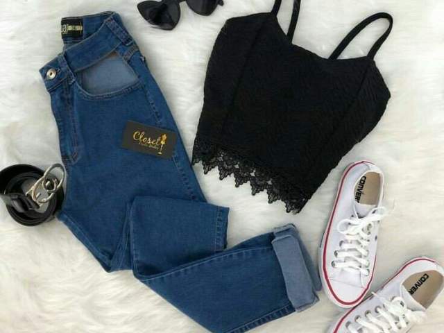 Cropped preto com calça jeans