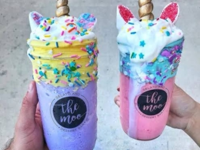 Um Milkshake com orelhas e chifre de Unicórnio