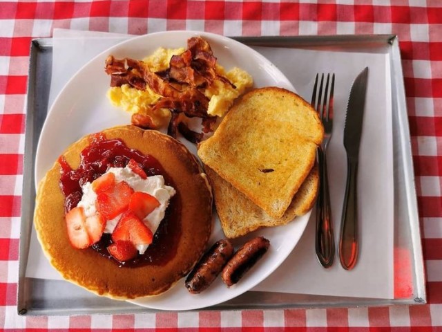 Ovos mexidos com bacon, torrada, linguiça calabresa,e panquecas com frutas...