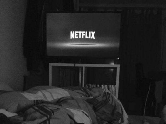 ela vai até sua casa e vcs ficam vendo netflix juntas