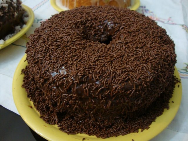 Bolo de chocolate, recheado com brigadeiro